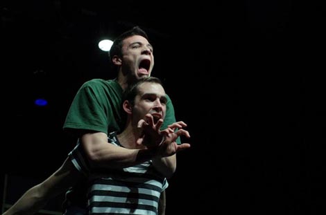 Matija Čigir i Pavle Vrkljanu u sceni iz predstave; Zbigniew Rybczyński, Tango, scenski pokret: Saša Božić, Ksenija Zec, foto: Sara B. Moritz, www.facebook.com