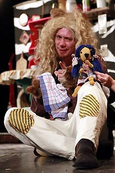 Dječje kazalište Dubrava, Zagreb, & Kazališna družina Pinklec, Čakovec: <em>Tata Lav i njegova sretna djeca</em> (po motivima slikovnice Horsta Eckerta Janosha), red. Paolo Tišljarić