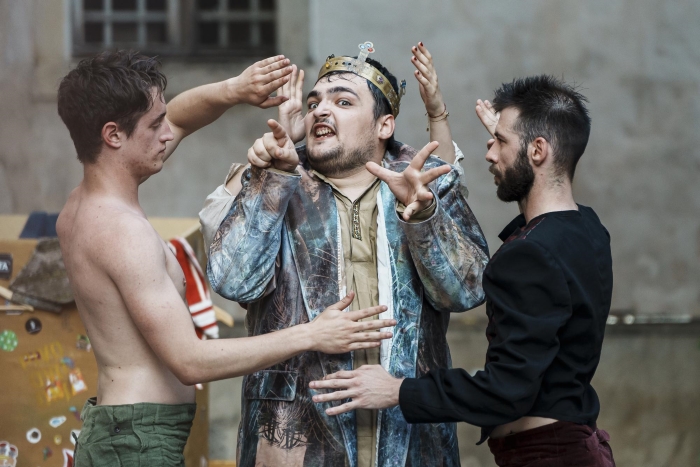 <em>Ubu Ovo Ono</em>