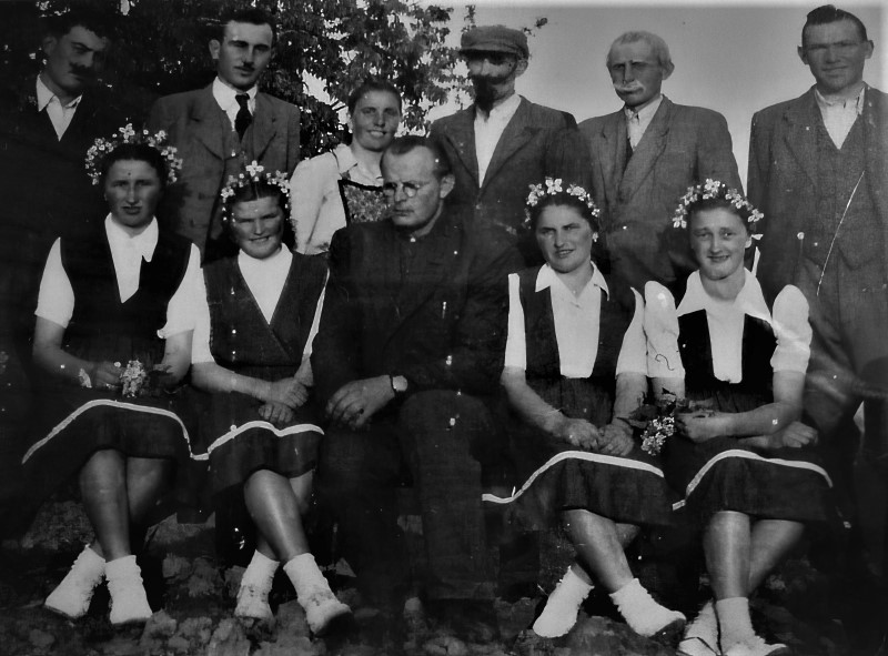 Glumci češke besede Bjeliševac oko 1957. godine s učiteljem i režiserom Jaroslavom Šebom. U to vrijeme Bjeliševčani su gradili svoj češki dom pa su uvježbavane češke predstave s kojima se gostovalo i u okolici i tako prikupljana potrebna sredstva za dovršetak gradnje. (arhiv Češke besede Bjeliševac)