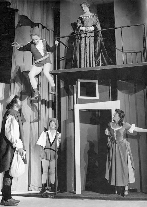 Pero Kvrgić (Pomet), Vanja Drach (Popiva), Ivan Šubić (Bokčilo), Zdenka Heršak (Laura), Nela Eržišnik (Petrunjela), Marin Držić, <em>Dundo Maroje</em>, red. Mladen Škiljan, Dramsko kazalište Gavella, Zagreb, 1955.